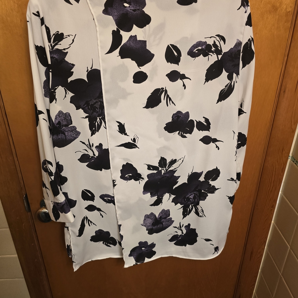 Simply Vera Vera Wang White Blouse with Black and Deep Purple Floral Print - Picture 4 of 12